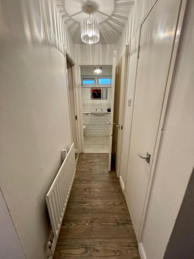 Bishop'S Gate Apartment Лъндъндери Екстериор снимка