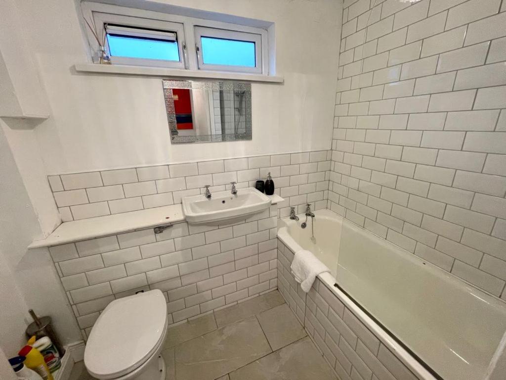Bishop'S Gate Apartment Лъндъндери Екстериор снимка