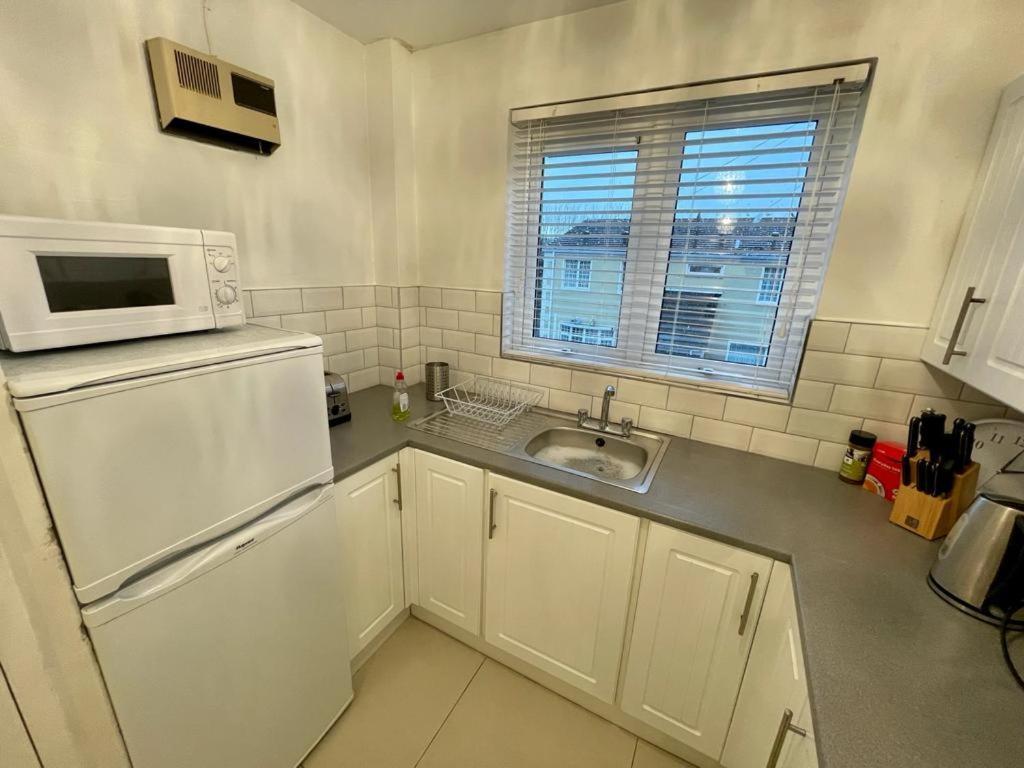 Bishop'S Gate Apartment Лъндъндери Екстериор снимка